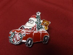 SÜSSE WEIHNACHTSMANN FAHRENDES AUTO BAUMBÄR SILBERFARBENE METALLBROSCHE - Bild 1 von 7