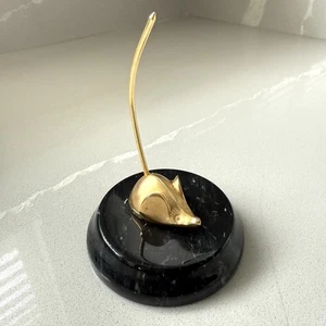 Piccolo topo in ottone vintage su base marmo statuina anello porta ricevute - Foto 1 di 5