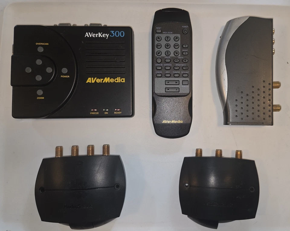 AverMedia AVerKey 300 PC/Mac-to-TV incluye control remoto - conmutadores de cable coaxial RCA  Foto 1 de 2