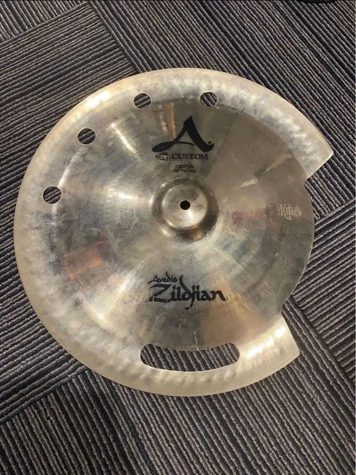 Platillo Zildjian Custom China 18 con perforación de grietas y agujeros Foto 1 de 3