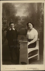 RPPC Junge und Frau liest Studios Norwich Vereinigtes Königreich Echtfoto Postkarte - Bild 1 von 5