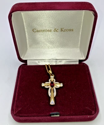 Collar Cruz Camrose Kross Jacqueline Kennedy JBK Cristal Rojo Placa Oro 20" Foto 1 de 4