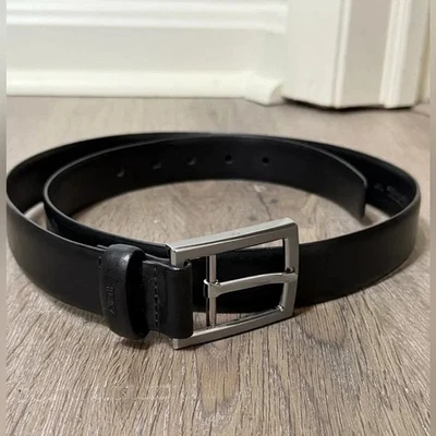 Cinturón Tumi Talla 36 Cuero Genuino Negro con Hebilla Plateada Foto 1 de 4