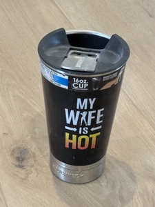 LUSTIGER "MEINE FRAU IST HEISS" 16 OZ TUMBLER FLASCHENÖFFNER DECKEL GOLF EHEMANN GESCHENK RAUH - Bild 1 von 2