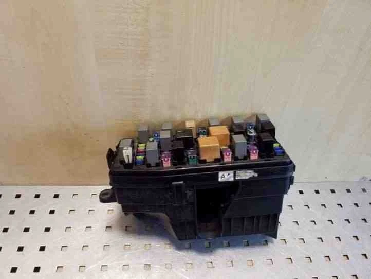 Scatola fusibili Chevrolet Captiva C100, C140 2.0 Diesel 110kw 2008 26188961 - Immagine 1 di 3