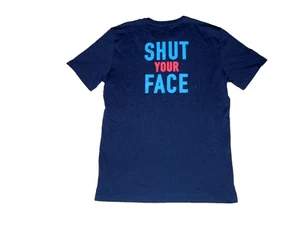 Neu mit Etikett $ 60 Herren G/Fore "Shut Your Face" Golf T-Shirt Größe S marineblau 2-seitig - Bild 1 von 7
