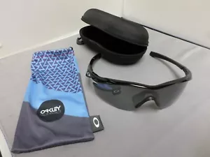 OAKLEY RAZOR SUNGLASSES - BLACK with SMOKE GRAY LENS - Picture 1 of 3