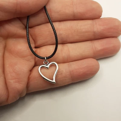 Collana nera con ciondolo Cuore curvo Argento in corda Uomo e Donna portafortuna - Immagine 1 di 4