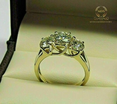 Anillo de compromiso de tres piedras de moissanita de corte redondo de 1,50 quilates de oro blanco sólido de 14 k Foto 1 de 4