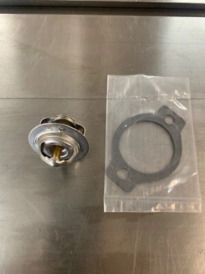 Termostato de tractor John Deere 650/ 750/ 850/ 950/ 1050/ 670 con junta Foto 1 de 2