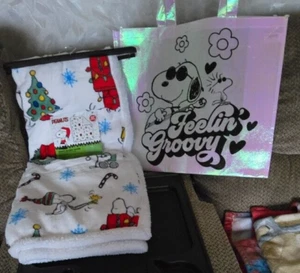 Brand New Snoopy Plush Throw Blanket & Reusable Bag - Perfect Christmas Gift! - Picture 1 of 4