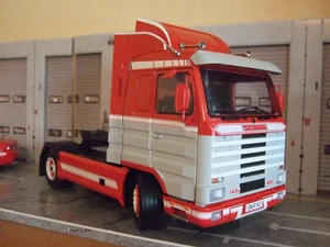 SCANIA 143 STREAMLINE rosso/grigio 1995 camion camion di ROAD KINGS 1:18 NUOVO & IMBALLO ORIGINALE - Foto 1 di 7