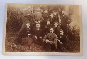 Antiguo gabinete tarjeta foto grupo hombres y mujeres con ramillete vintage - Imagen 1 de 2