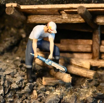 MICRO MINERS Bergmann mit Kettensäge Wismut Bergwerk Bergbau H0 1:87 Bausatz 3D Druck DDR