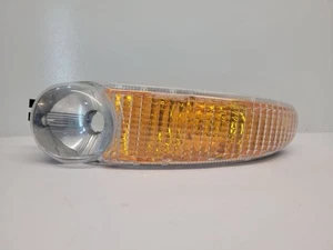 02-07 GMC SIERRA DENALI Driver Park Light Park Lamp Turn Signal 15199554 - Picture 1 of 6