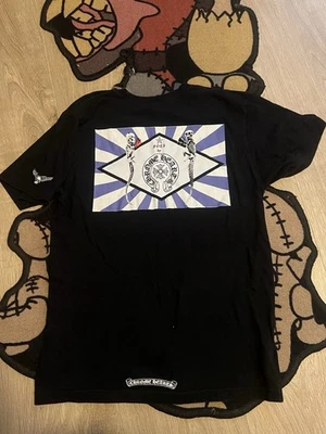 Camiseta negra con gráficos de corazones cromados Foto 1 de 4