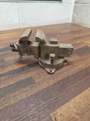 K507 — антикварные небольшие настольные тиски 2 дюйма на поворотном основании для восстановления - Изображение 1 из 4