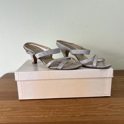 Sandalia de salón BERNARDO gris con honda trasera, talla 7M en caja Foto 1 de 4