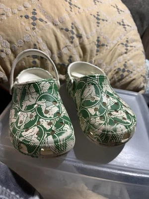 Estampado de cocodrilo blanco y verde Crocs J3 para niños pequeños Foto 1 de 4