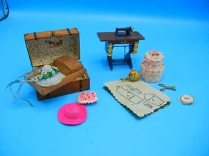 Vintage Dollhouse Miniature Lot Sewing Machine & Notions~Attic Trunk~Hatboxes - Imagen 1 de 7