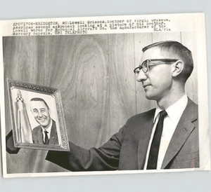 Lowell, Bruder des Astronauten Virgil Grissom mit Porträt VINTAGE 1961 Pressefoto - Bild 1 von 2