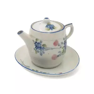 Tetera pequeña de porcelana vintage con tapa y platillo - diseño floral - hecha en Japón - Imagen 1 de 12