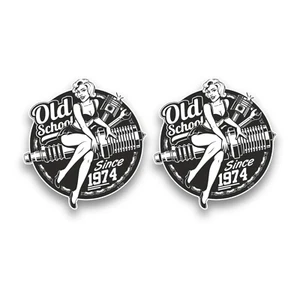 2x kleine s/w 1974 Old School Pinup Girl Mechaniker Vinyl Aufkleber Abziehbilder 60x57mm - Bild 1 von 1