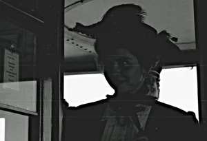 Hübsche Dame im Zug Vintage 5x3,5 Zug Foto - Bild 1 von 1