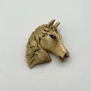 Vintage Trifari 3D Horse Head Brooch Pin Gold Tone Purple Crystal Eyes Carved - Picture 1 of 10