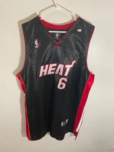 Nueva Camiseta Adidas Miami Heat LeBron James NBA Auténtica Talla 56 Negra y Roja - Imagen 1 de 5