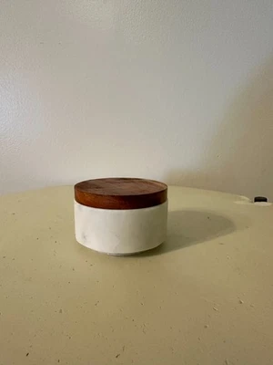 Linda pequeña salina de 2 pulgadas hecha de mármol blanco y una tapa de madera de acacia Foto 1 de 4