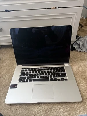 Laptop Apple MacBook Pro 15,4 pulgadas - MLW72LL/A (octubre de 2016) Foto 1 de 3