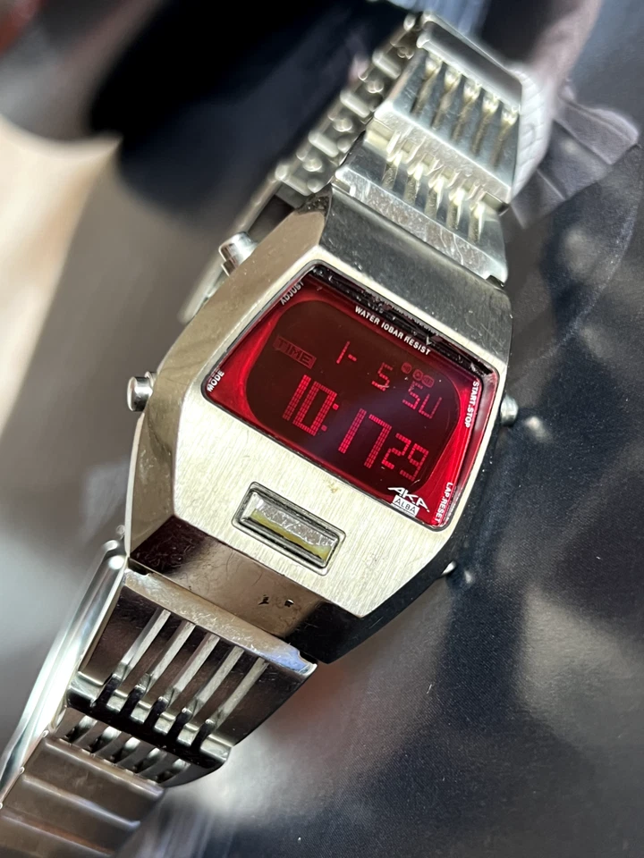 De colección Aka Alba W670 4000 LED rojo Darth Vader raro funcionamiento limitado Seiko Foto 1 de 4