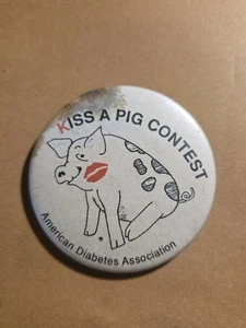 VINTAGE KISS A PIG WETTBEWERB ANSTECKNADEL AMERICAN DIABETES ASSOCIATION - Bild 1 von 4