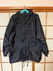 Chaqueta con Capucha HH Portátil Negra Nylon Ligera Usada - Imagen 1 de 5