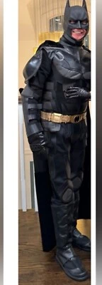 The Dark Knight 蝙蝠侠,尺寸 S 套装 含背心、连身裤、肩垫、腰带 Plus — 第 1/4 张图片