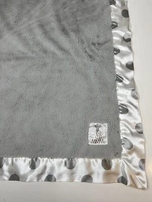 "Manta bebé Little Giraffe Luxe gris lunares piel sintética borde satinado 30"" X 34""" Foto 1 de 4