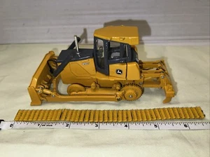 John Deer 850J Raupenplanierraupe mit Messer und Ripper ERTL (eine Spur fehlt) - Bild 1 von 5