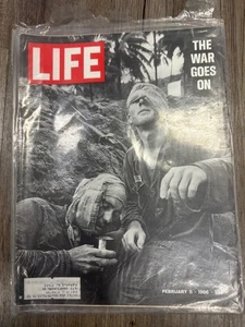 LIFE MAGAZIN 11. FEBRUAR 1966 VIETNAM DER KRIEG GEHT WEITER GUTER ZUSTAND - Bild 1 von 1
