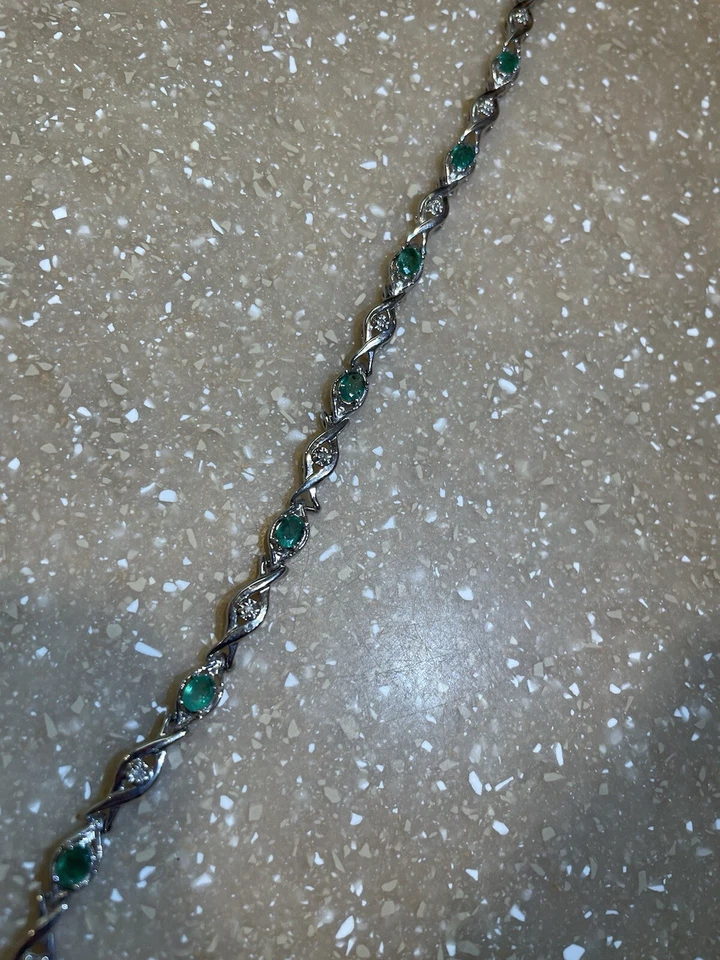 Brazalete tenis X&O diamante redondo esmeralda oro blanco 10K Foto 1 de 4