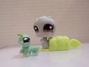 Littlest Pet Shop~#1443 Bruco~Blu viola pallido~Occhi marroni~Bozzolo & Mini - Foto 1 di 4