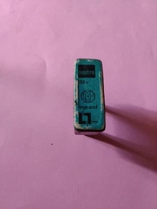 Legrand Porzellan Sicherung neutral Stifte Ø 5 und 6 mm Abstand 2 cm gebraucht  - Bild 1 von 2