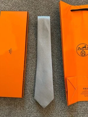 Gravata HERMÈS MASCULINA CLÁSSICA FACONNE H COMPRIMENTO 58,60" MAIS LARGA 3,25" BRANCA ACINZENTADA NOVA COM ETIQUETAS - Imagem 1 de 4