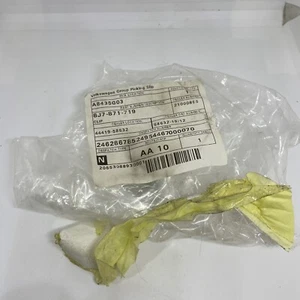 Genuine Volkswagen Clip 8J7871719 - Picture 1 of 2