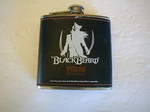 Frasco de acero inoxidable Black Beard Spiced Ron 6 oz - Imagen 1 de 3