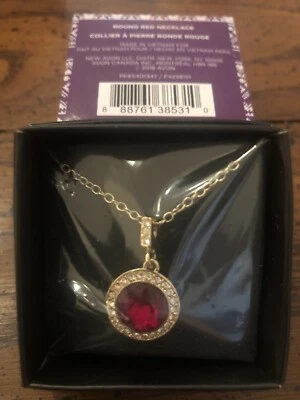 Collar AVON Redondo Rojo Tono Dorado con Piedra Roja Imitada Rodeado de Estrás 20"L Foto 1 de 2