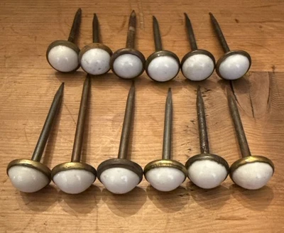 Lote de 10 colgadores de obras de arte en uñas de porcelana blanca de latón Foto 1 de 4