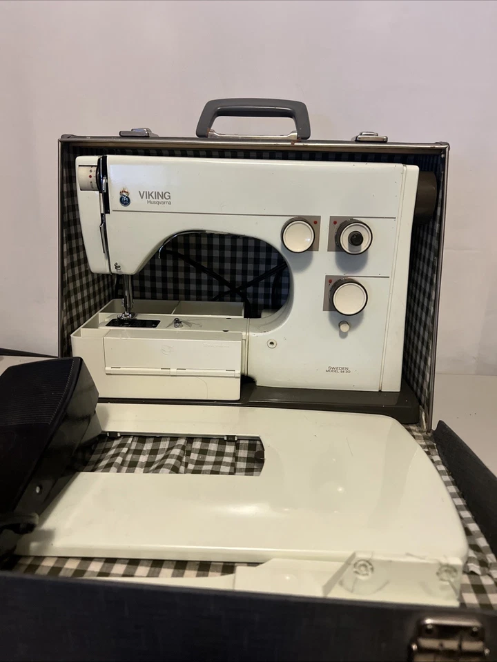 Husqvarna Viking 5430 Sewing Machine 5 Stitch Patterns 54-30 with Case - Image 1 of 4