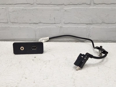 Ford Taurus SE 2010-2012 conector de audio auxiliar USB puerto concentrador de entrada de línea OEM Foto 1 de 4