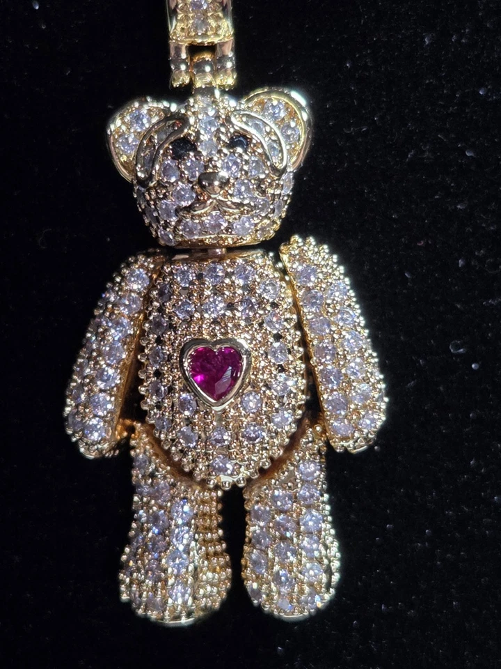 Collar colgante de oso de peluche helado tono dorado circonita cúbica pavé corazón rojo articulado... Foto 1 de 4